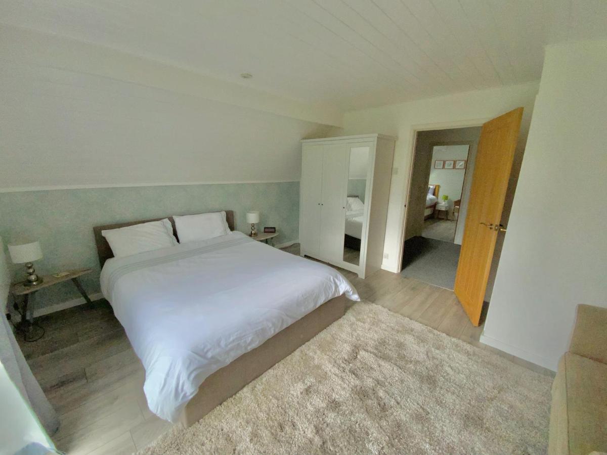 'That One' Our Cotswold Lakeside Lodge Cirencester Exterior foto